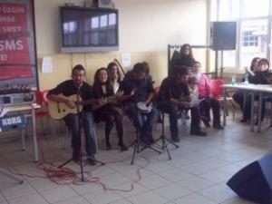 FAKÜLTE ÖĞRENCİLERİ ÇAY PARTİSİNDE STRES ATTILAR