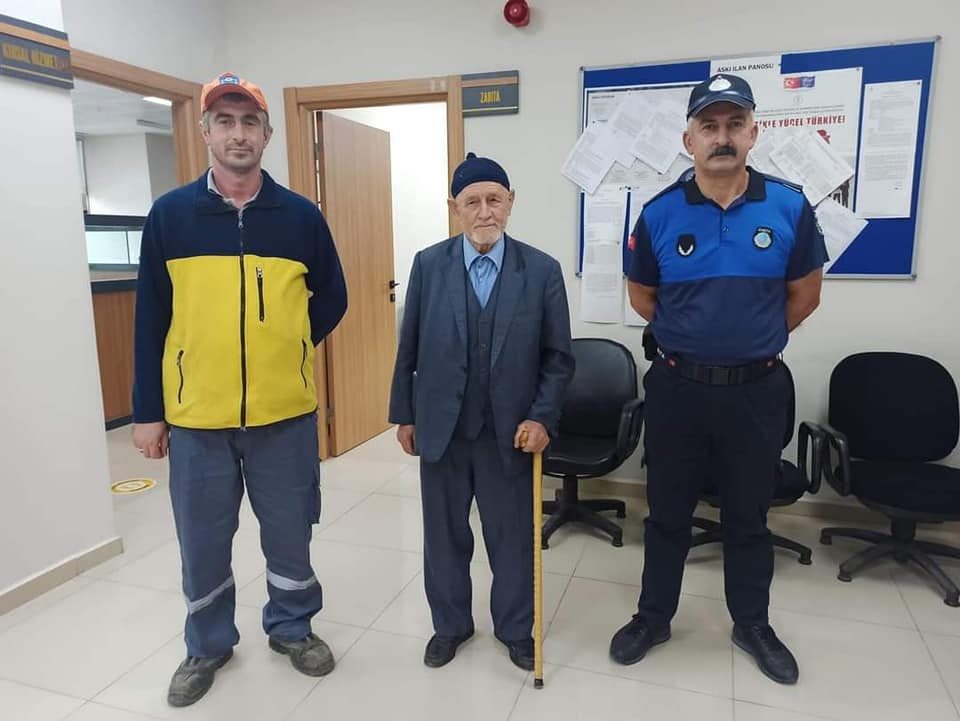 Kaldırımda bulunan altın bilezik sahibine teslim edildi