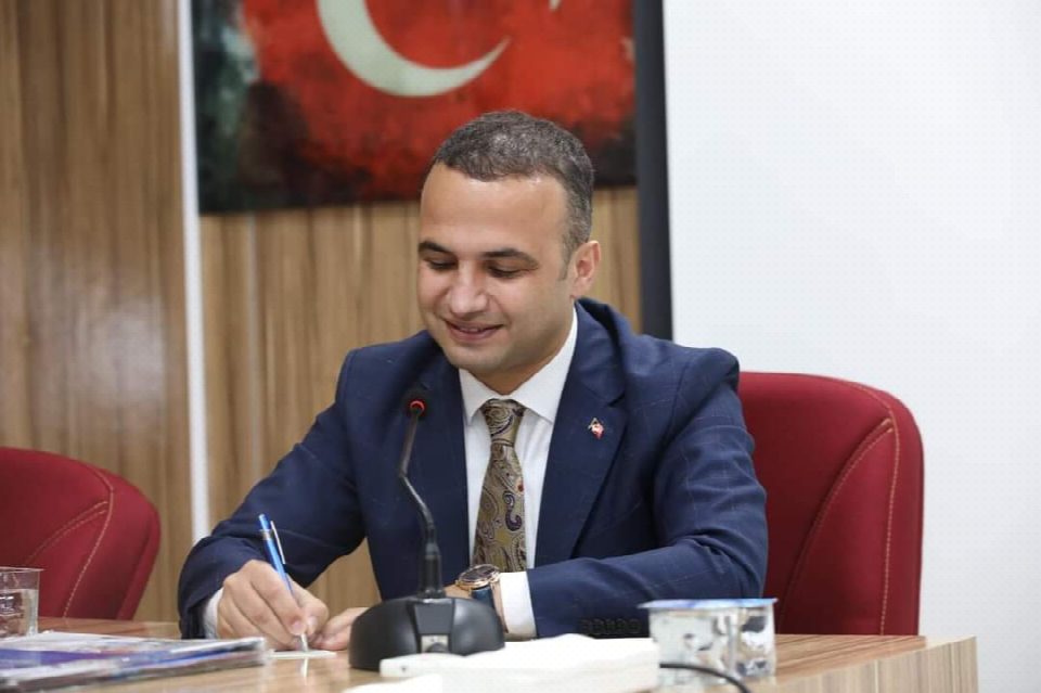 Gençler istedi, başkan kırmadı; halı sahaları yeniden yapılıyor
