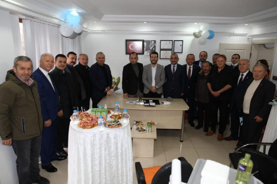 Genç Diş Hekimi Furkan Akıllıer Kliniğini açtı