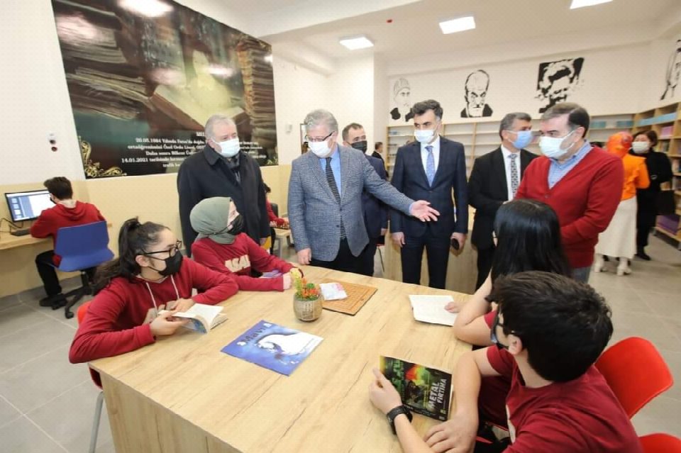 Koç ailesi Melih Koç adına İki ayrı okula kütüphane yaptırdı