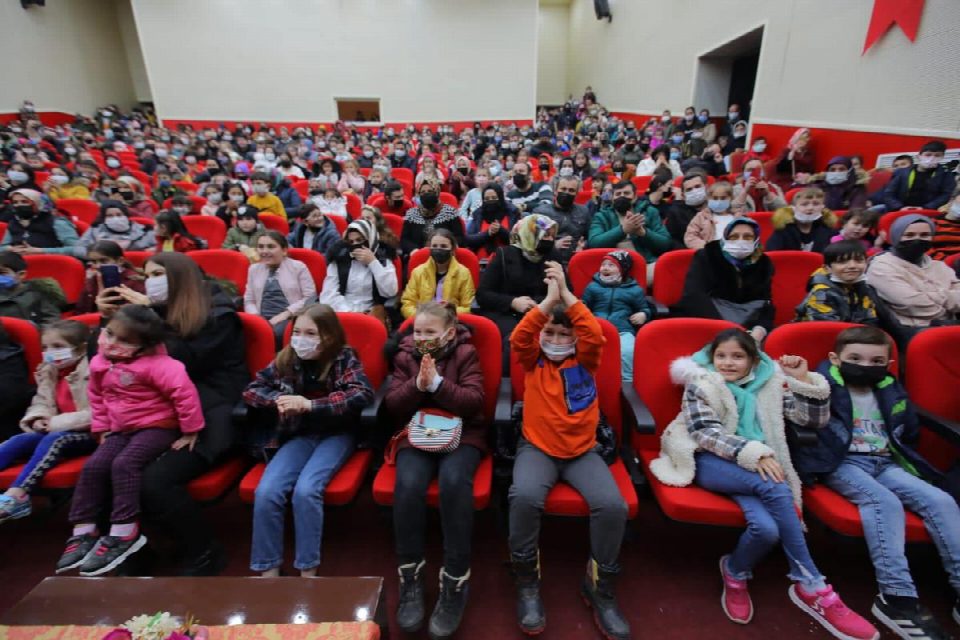 Başkan amcalarından çocuklara sirk gösterili karne hediyesi