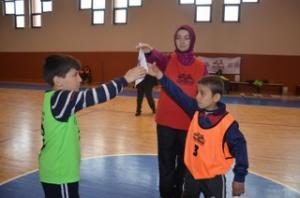 MENDİL KAPMACA MÜSABAKALARI GERÇEKLEŞTİ ATATÜRK İLKOKULU 1. OLDU