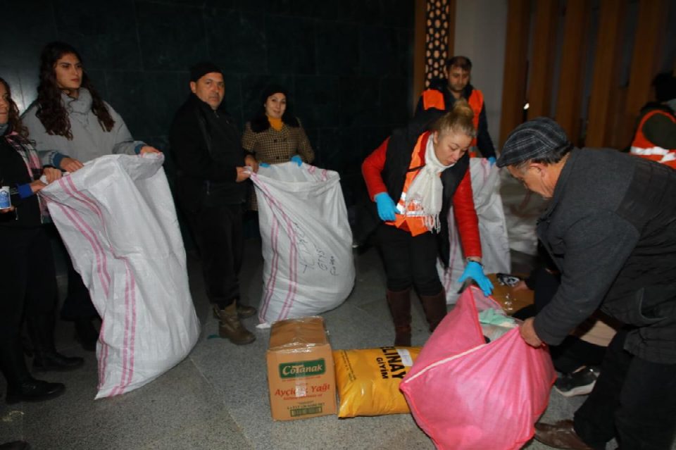 Türkmenistanlı Umida depremzedeler için cansiperane çalışıyor