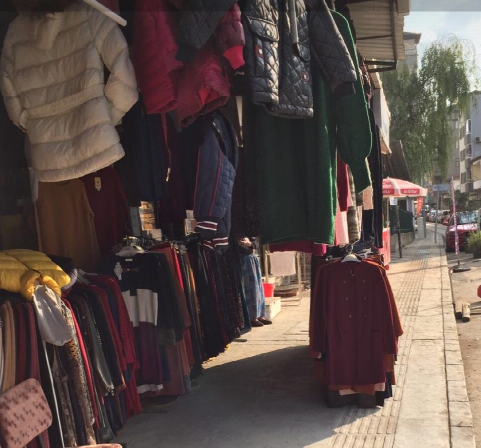 YAYALARDAN KALDIRIM İŞGALİ YAPAN ESNAFLARA TEPKİ
