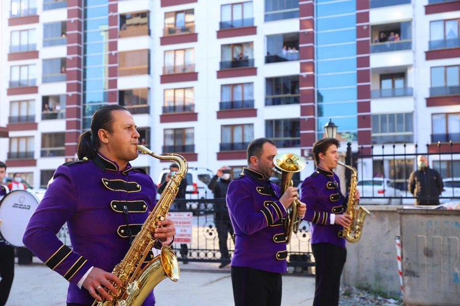 Kent orkestrası vatandaşlara moral oldu