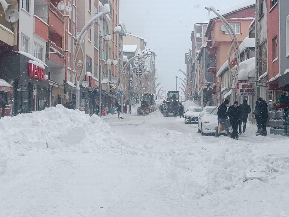 Karla mücadele ekipleri durmak bilmiyor