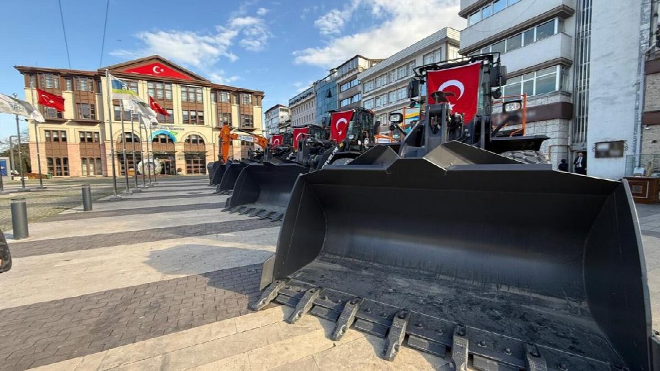 Büyükşehir araç filosunu her geçen gün genişletiyor…. 5 yeni iş makinesi daha alındı