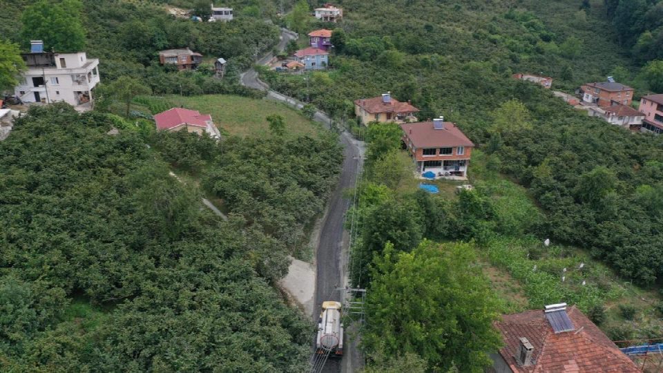 Yollar asfaltlanıyor, yüzler gülüyor