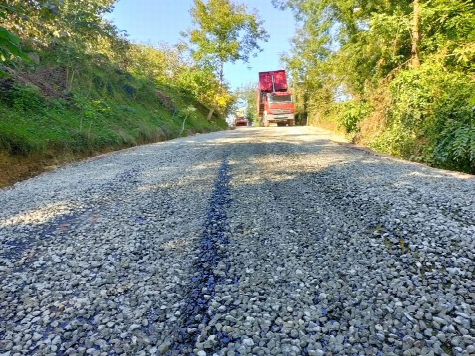Fatsa kırsalında 13 günde 10 kilometre Emilsiyonlu asfalt yol yapıldı