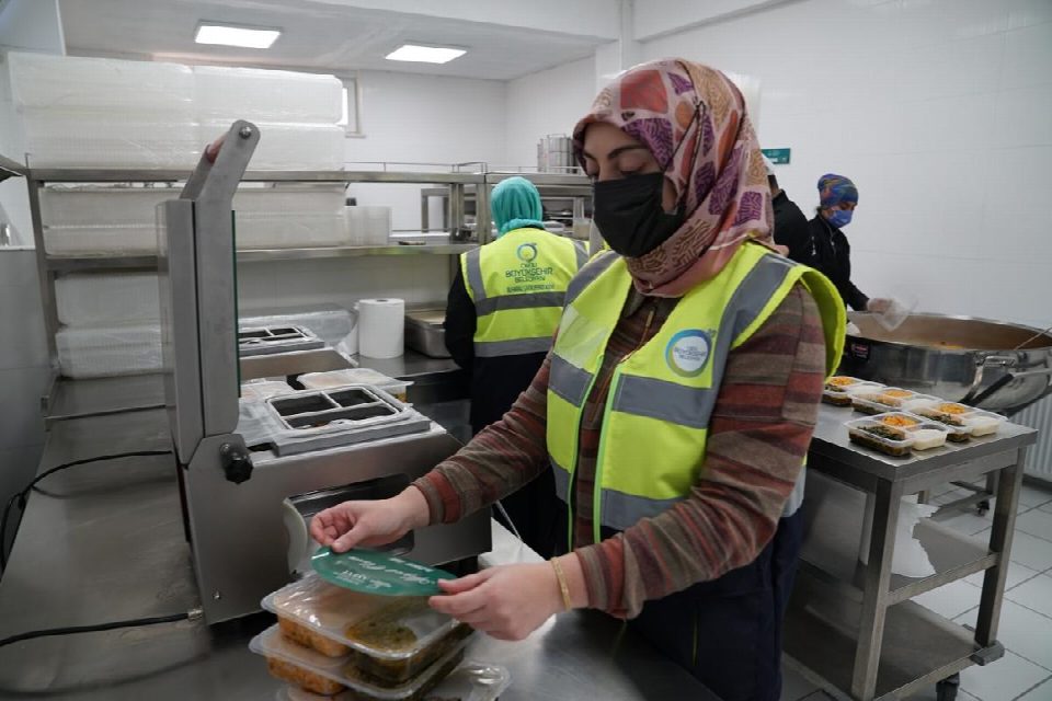 Üreticiler yetiştiriyor aşevinde pişiriliyor