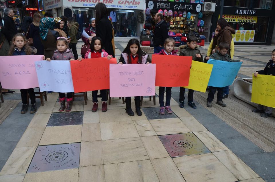 Öğrenciler ve Veliler ’den öğretmenimizi geri istiyoruz eylemi