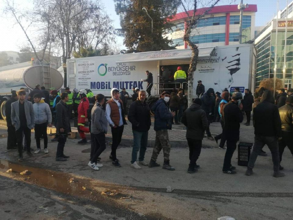 Mobil mutfak tırı depremzedelerin yemek ihtiyacını karşılamaya devam ediyor