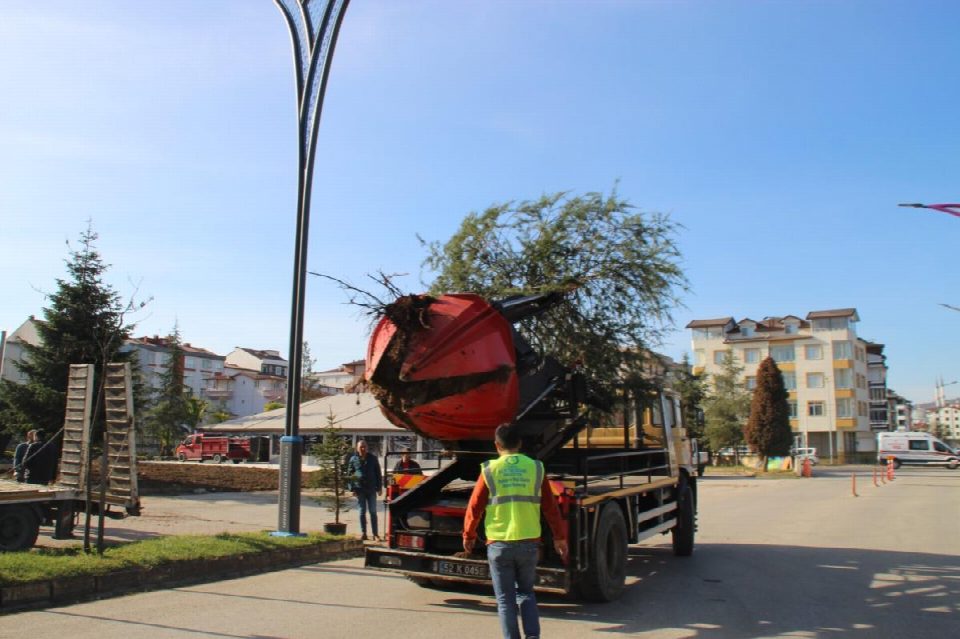 Büyükşehir ağaç sökme ve dikme makinesini kendi üretti
