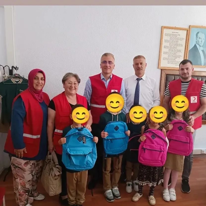 Hayırsever iş insanı Nejat Ergin’den öğrencilere çanta