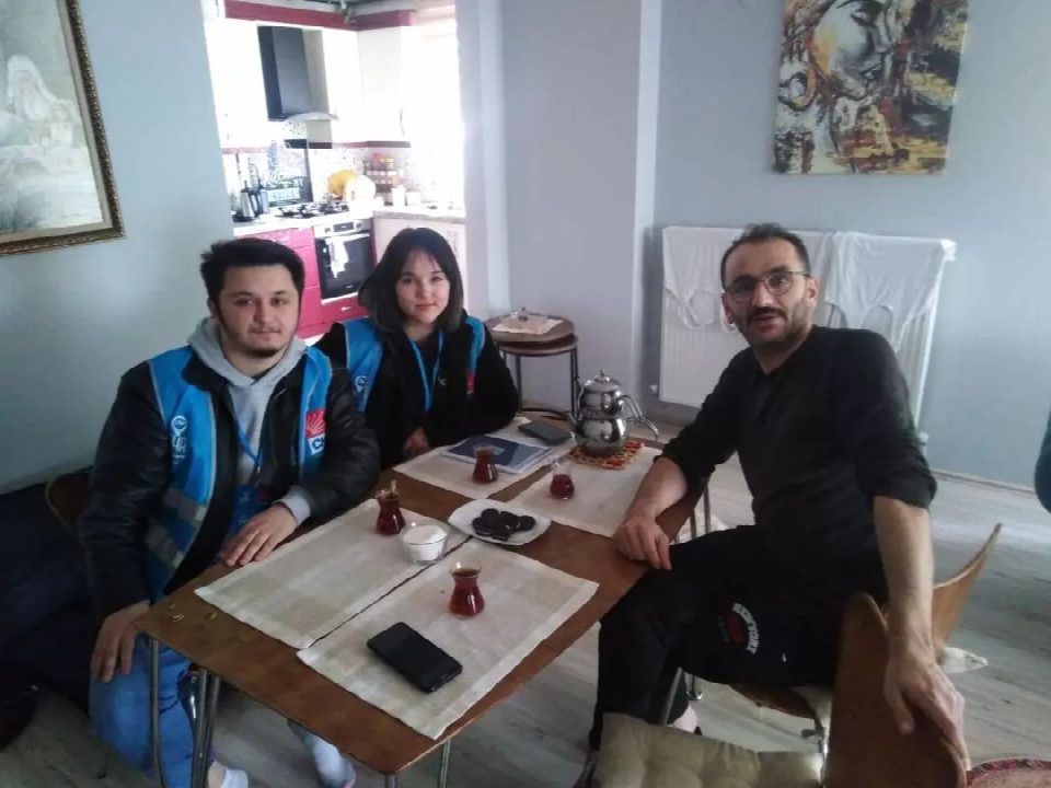 CHP'li gençler Dolunay mahallesinde 7620 evin kapısına gitti