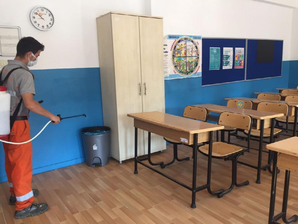 Okul sezonu öncesi okullarda temizlik ve dezenfektan çalışması yapıldı