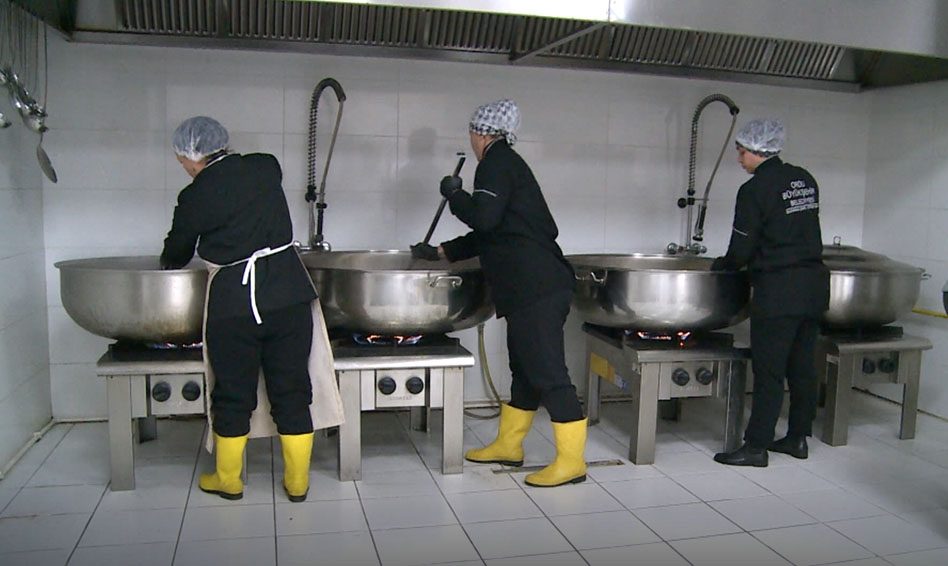 Aşevinde kazanlar ihtiyaç sahipleri için kaynıyor