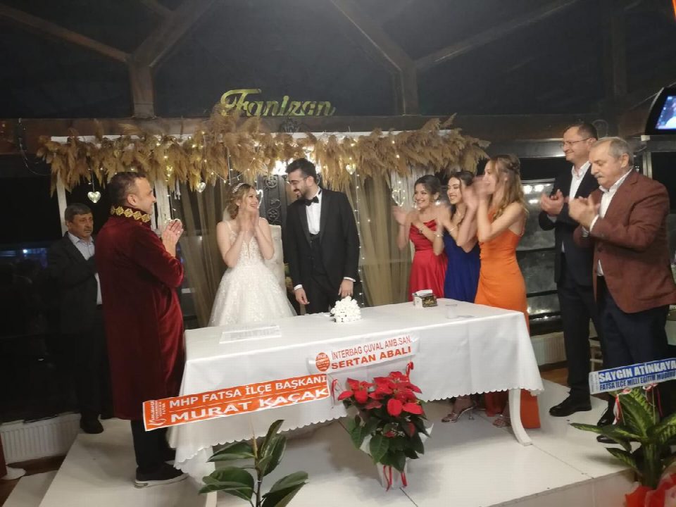 Gizem ile Göktuğ muhteşem bir düğünle hayatlarını birleştirdi