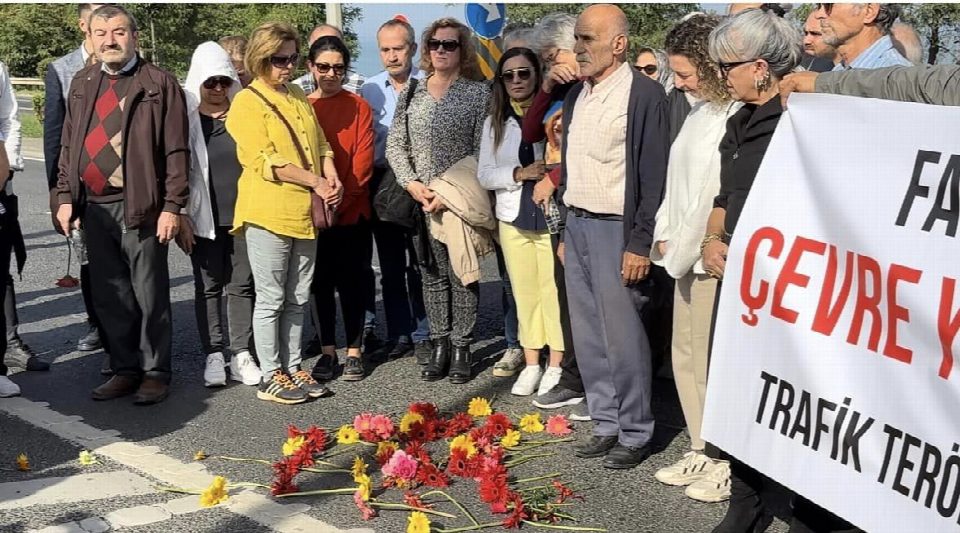 Özgür Öztürk ölümünün birinci yılında karanfillerle anıldı