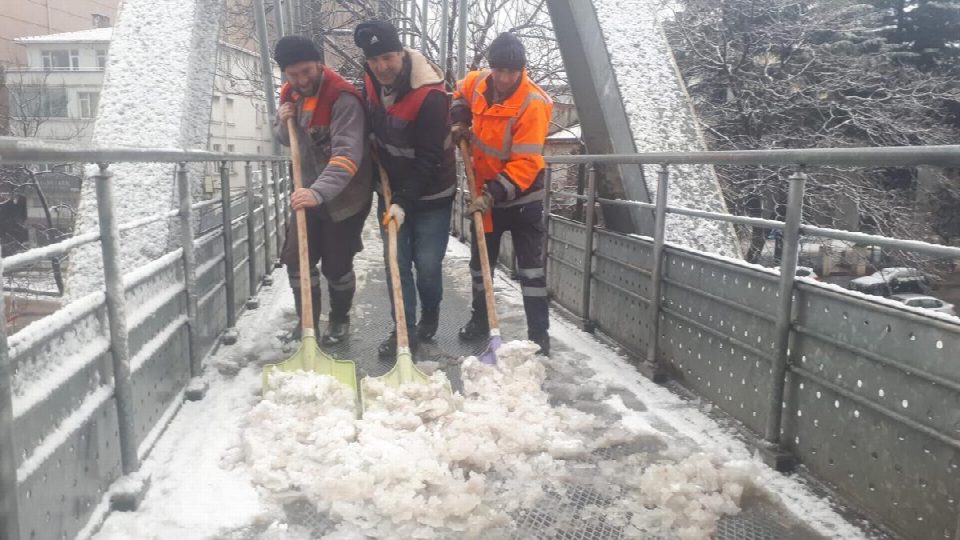 BÜYÜKŞEHİR EKİPLERİ YAYA GÜVENLİĞİ İÇİN SAHADA
