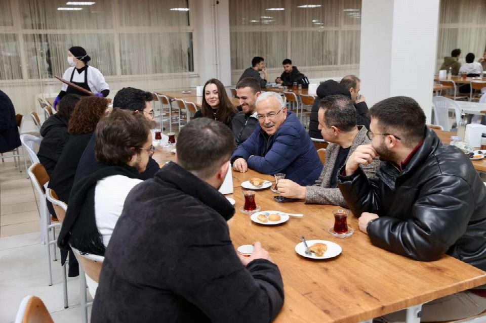 Gençlerin başkanı Güler, iftarını öğrencilerle yaptı