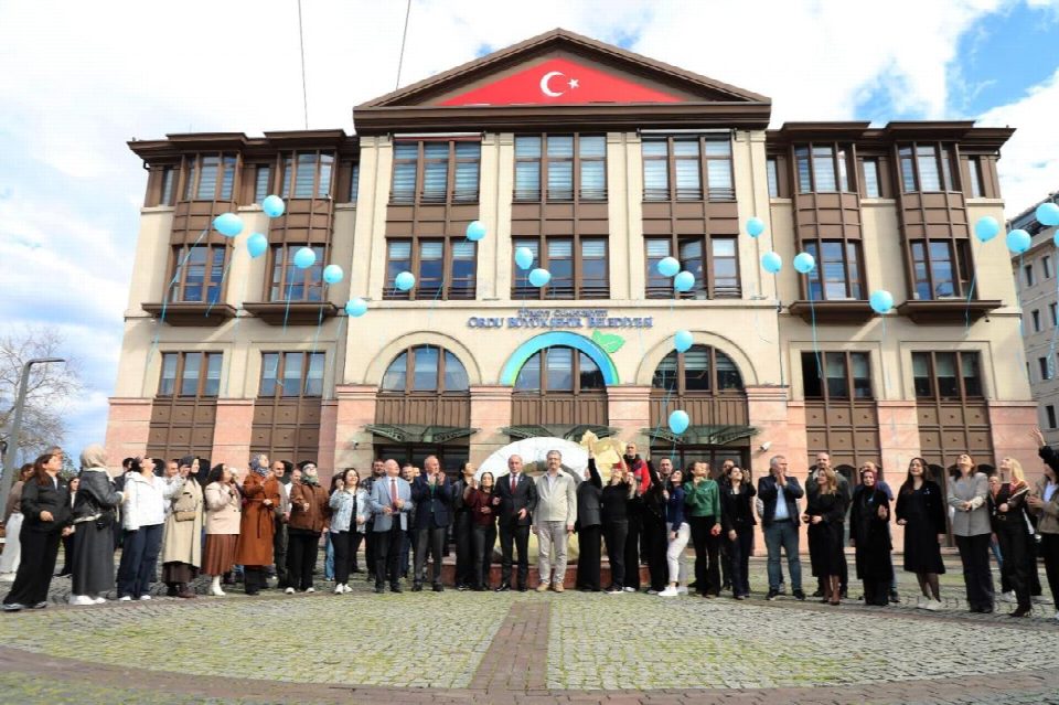 Ordu’da otizm farkındalığı için mavi balonlar gökyüzüne bırakıldı