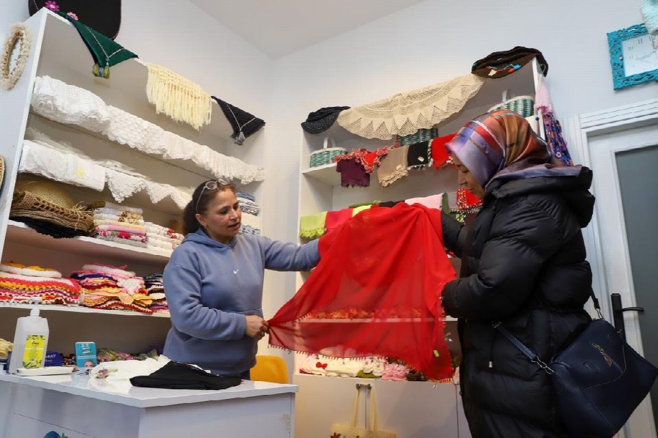 Ünye’de yaşayan Meral Mıdıkoğlu, hasta kocası ve üniversite okuyan kızının ihtiyaçlarını ‘İğne oyası’ ürünleri satarak karşılıyor
