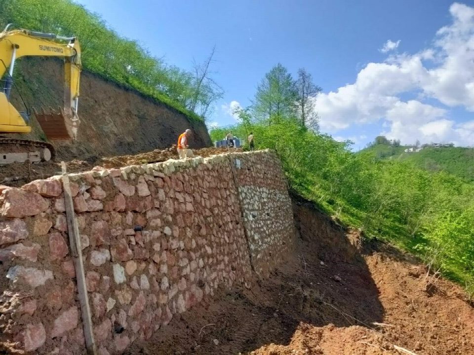 Fatsa kırsalında 4.5 ayda 7 mahallede 430 metre taş duvar yapıldı