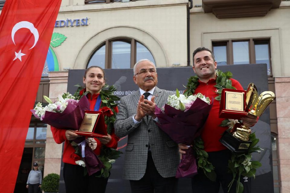 Avrupa şampiyonu Gamze Soğuksu mehter ile karşılandı