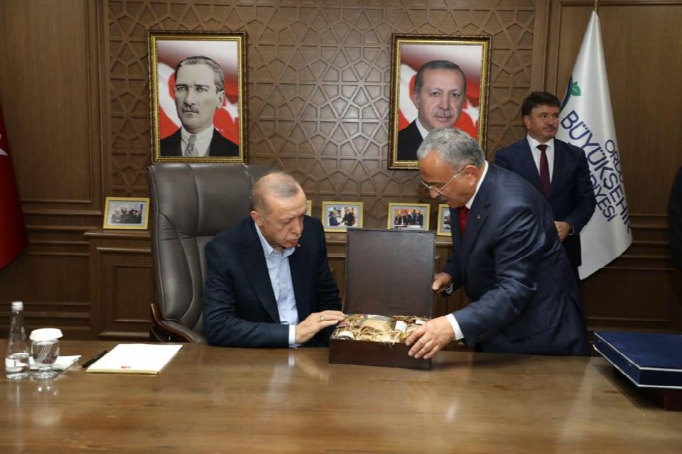 Cumhurbaşkanı Erdoğan, büyükşehir belediyesini ziyaret etti