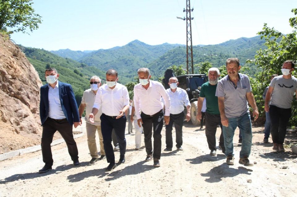 Uzundere Üzümlüce mevkiinde konforlu beton yol sevinci