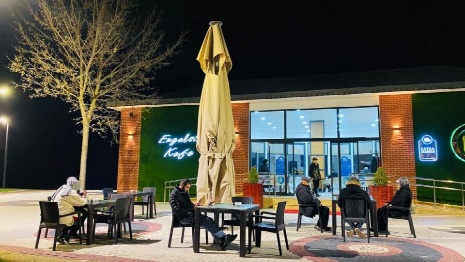 Engelsiz kafe iftar sonrası hizmete devam ediyor