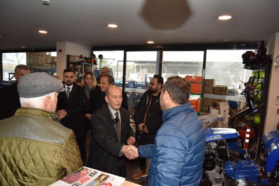 Zekai Sana Fatsa Büyük Sanayi Sitesinde esnaf ve çalışanları ziyaret etti.. “Fatsa'yı da hak ettiği noktaya getireceğiz”
