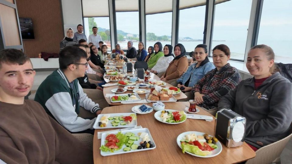ÖZEL ÖĞRENCİLER ANNELERİNE ÇOK ÖZEL KAHVALTI İKRAMI