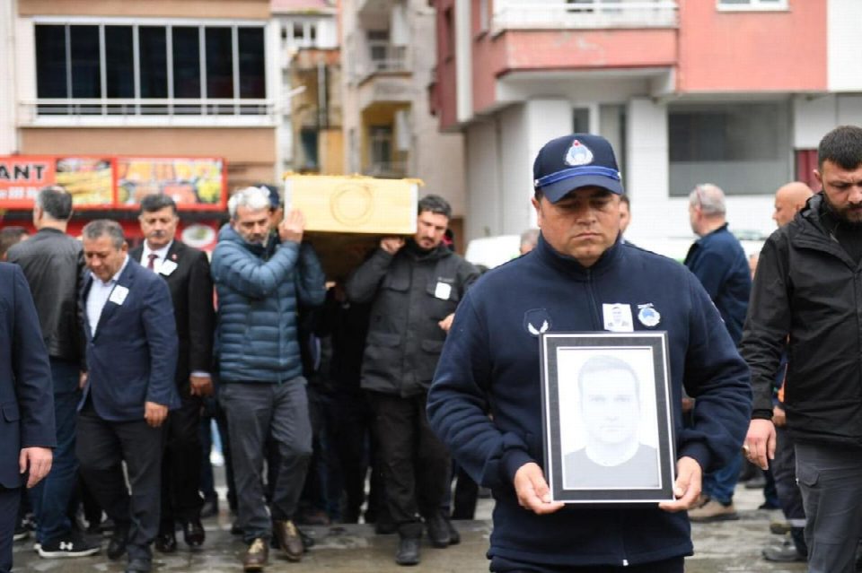 HAYATINI KAYBEDEN BELEDİYE PERSONELİ SON YOLCULUĞUNA UĞURLANDI