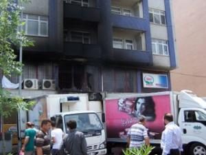 KAMYONETTE BAŞLAYAN YANGIN FACİAYA SEBEP OLMADAN SÖNDÜRÜLDÜ