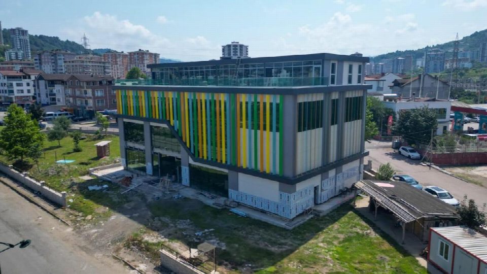 GENÇLERİN YENİ BULUŞMA NOKTASI; FATSA'DA TAM DONANIMLI GENÇLİK MERKEZİ