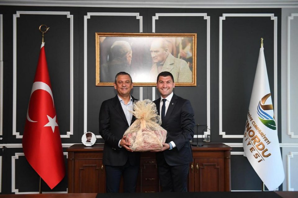 CHP lideri Özgür Özel, Altınordu Belediyesi’nde konuştu: “Açıklanan fındık fiyatı düpedüz Karadeniz’e ihanettir”