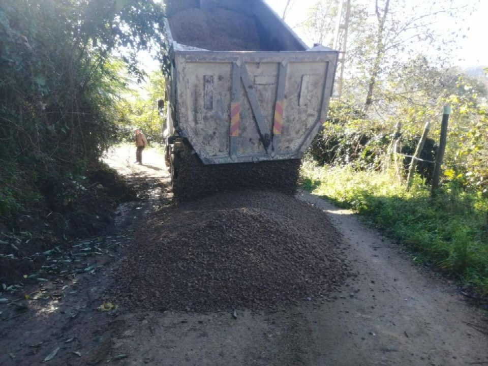 Küçükkoç mahallesine yol reglaj ve çakıllama çalışması