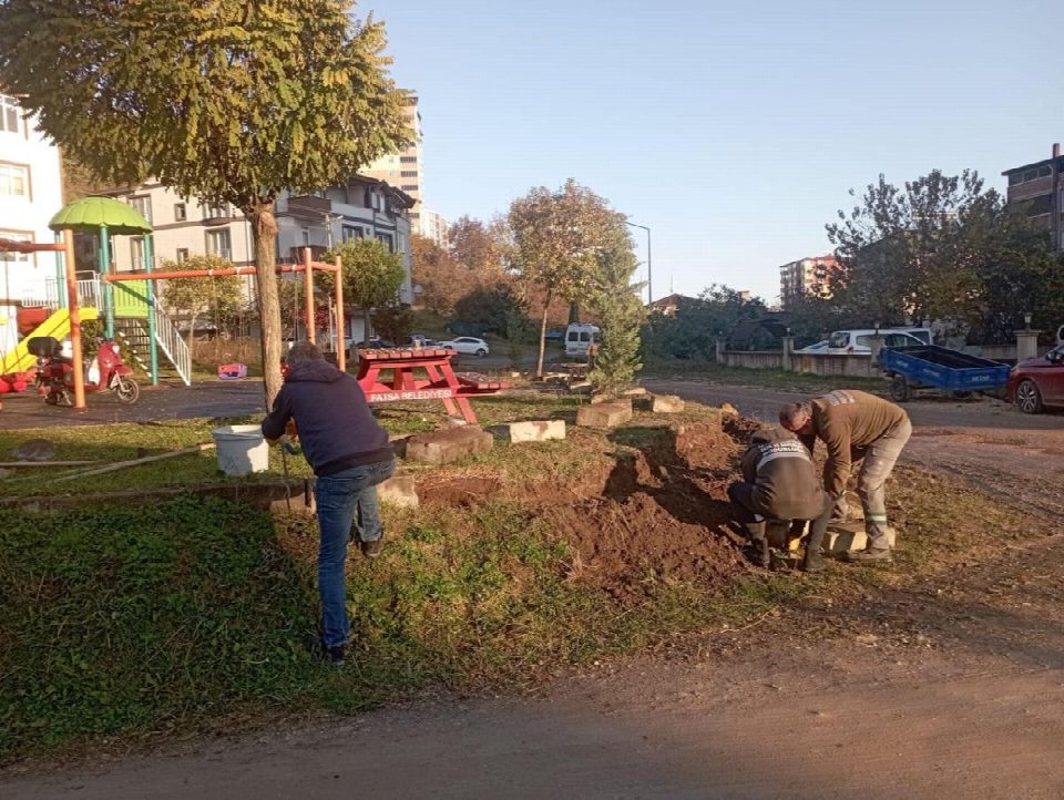 PARK BAHÇELER MÜDÜRLÜĞÜ EKİPLERİNDEN YEŞİL ALANLARA ÖZENLİ DOKUNUŞLAR