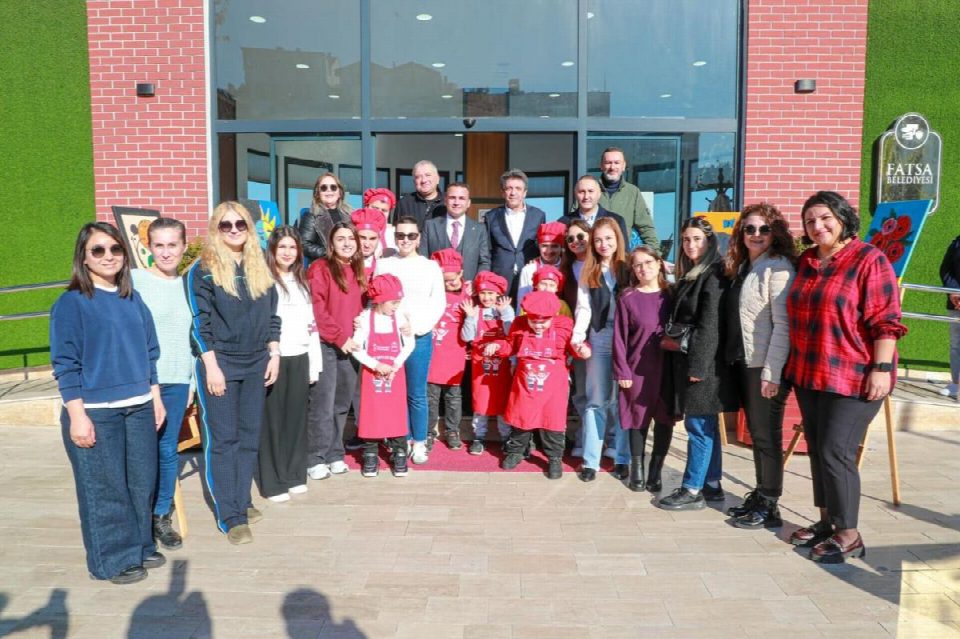 Minik şefler başkan amcalarıyla cupcake etkinliğinde keyifli dakikalar yaşadı