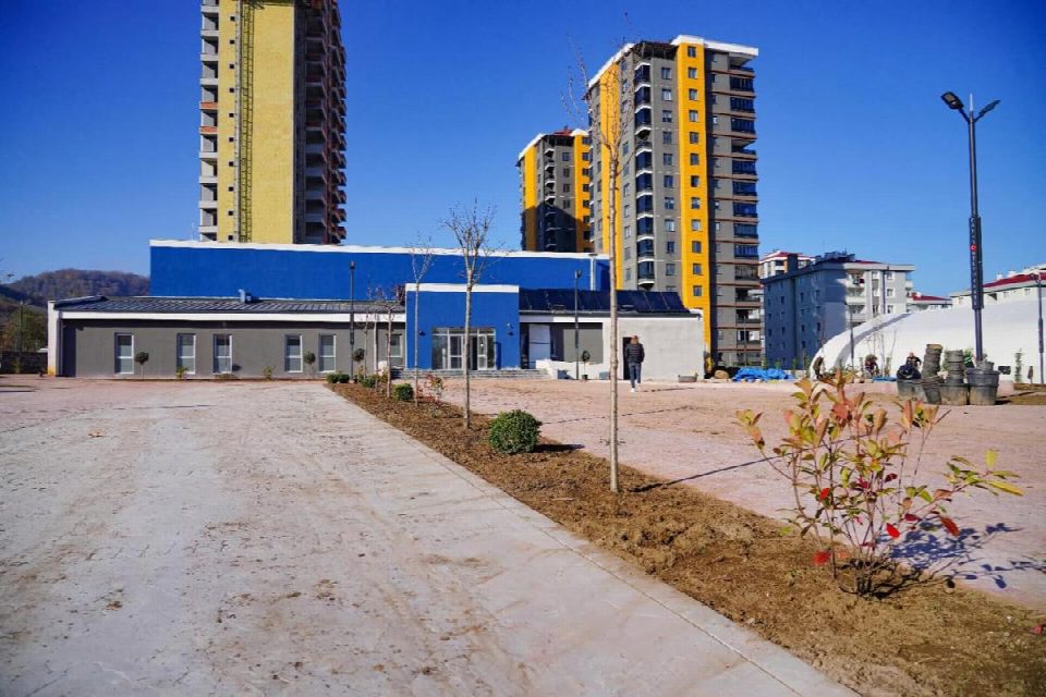 KAPALI YÜZME HAVUZU’NUN ÇEVRESİ YEŞİLLENDİRİLİYOR