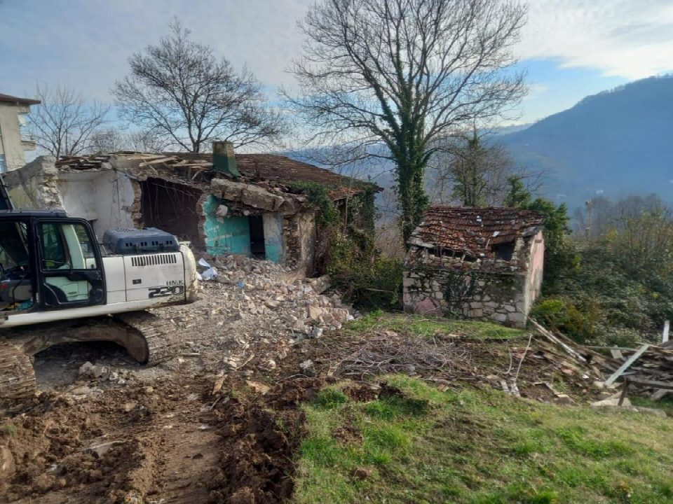 Kulak mahallesi’nde metruk bina yıkım çalışması