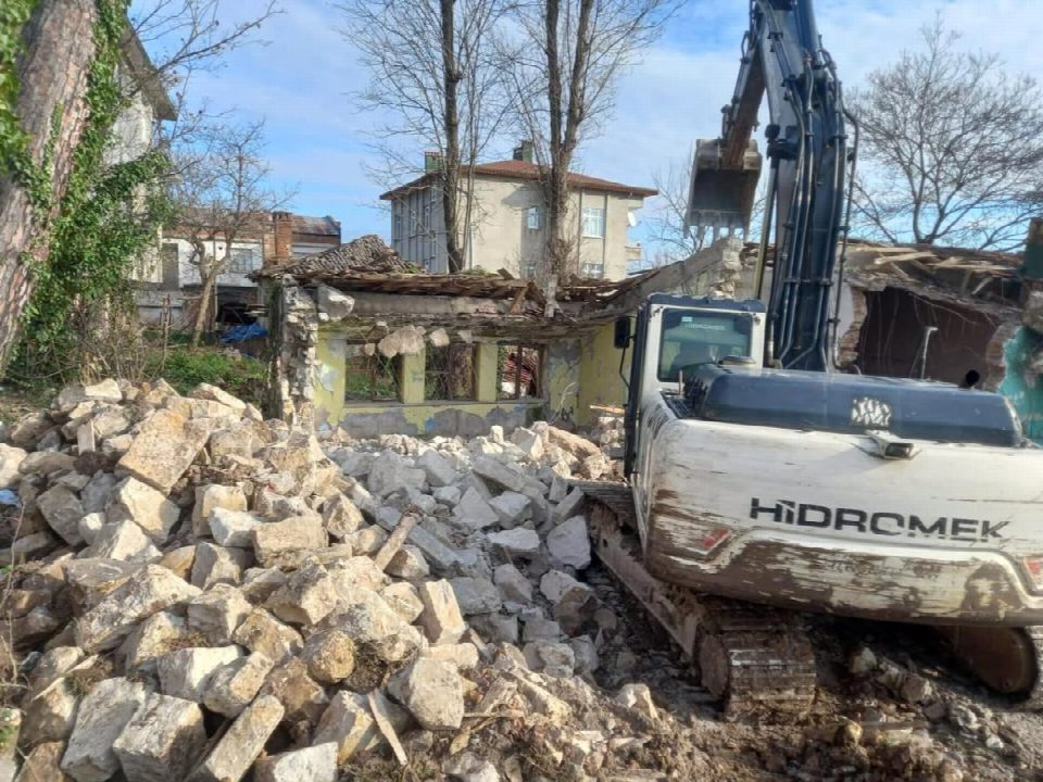 KULAK MAHALLESİ’NDE METRUK BİNA YIKIM ÇALIŞMASI