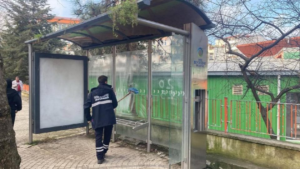 Fatsa Belediyesi dolmuş duraklarında temizlik ve hijyen çalışmalarını sürdürüyor