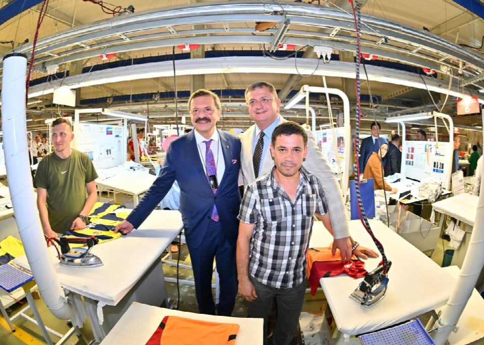 Fenerbahçe ve Galatasaray'ın yeni sezonda giyeceği formalar Fatsa'da puma markasıyla Erateks'te üretiliyor