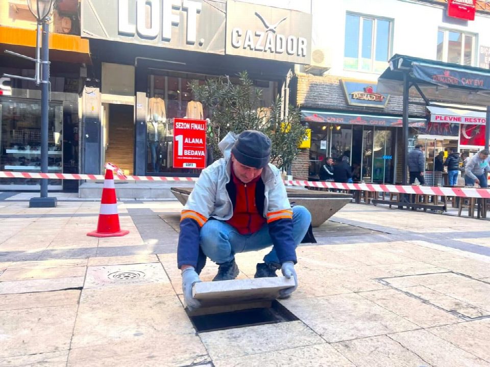 Fatsa Belediyesi ekipleri trafiğe kapalı alanlarda zemin taşı tamir çalışması gerçekleştiriyor