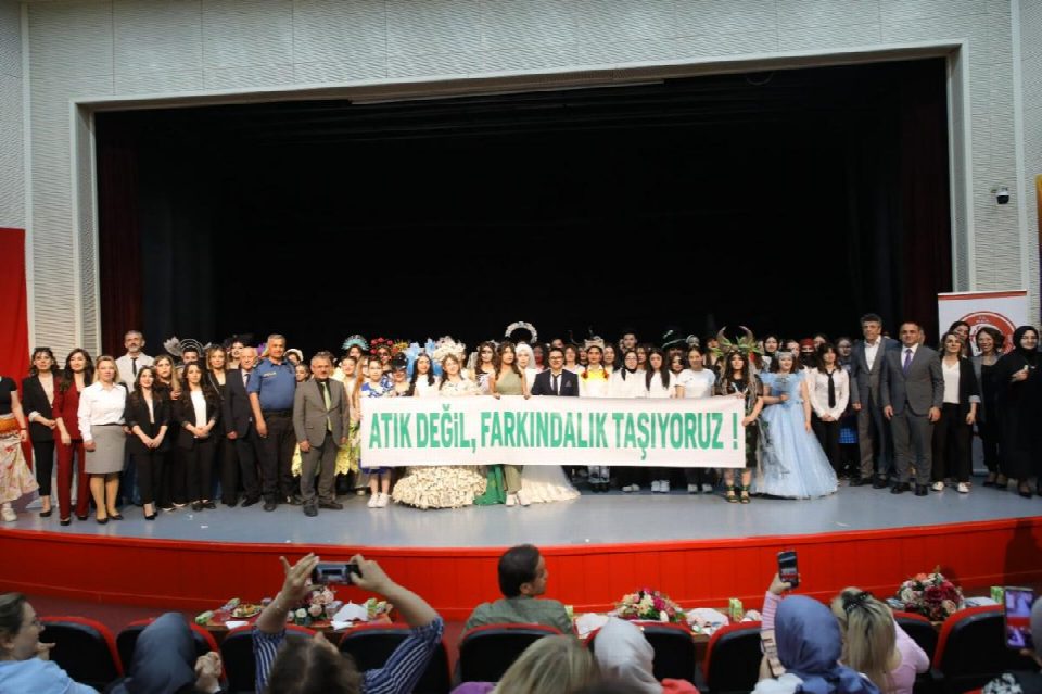 Fatsa Kız Meslek Lisesi’nden sürdürülebilir çevre için atıktan sanata geri dönüşüm temalı etkileyici defile