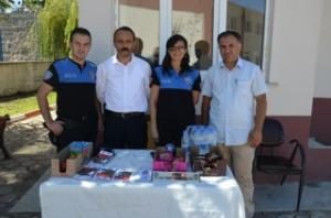 ÜNİVERSİTE ÖNLERİNE STANT KURAN POLİS, ÖĞRENCİLERİ BİLİNÇLENDİRİYOR